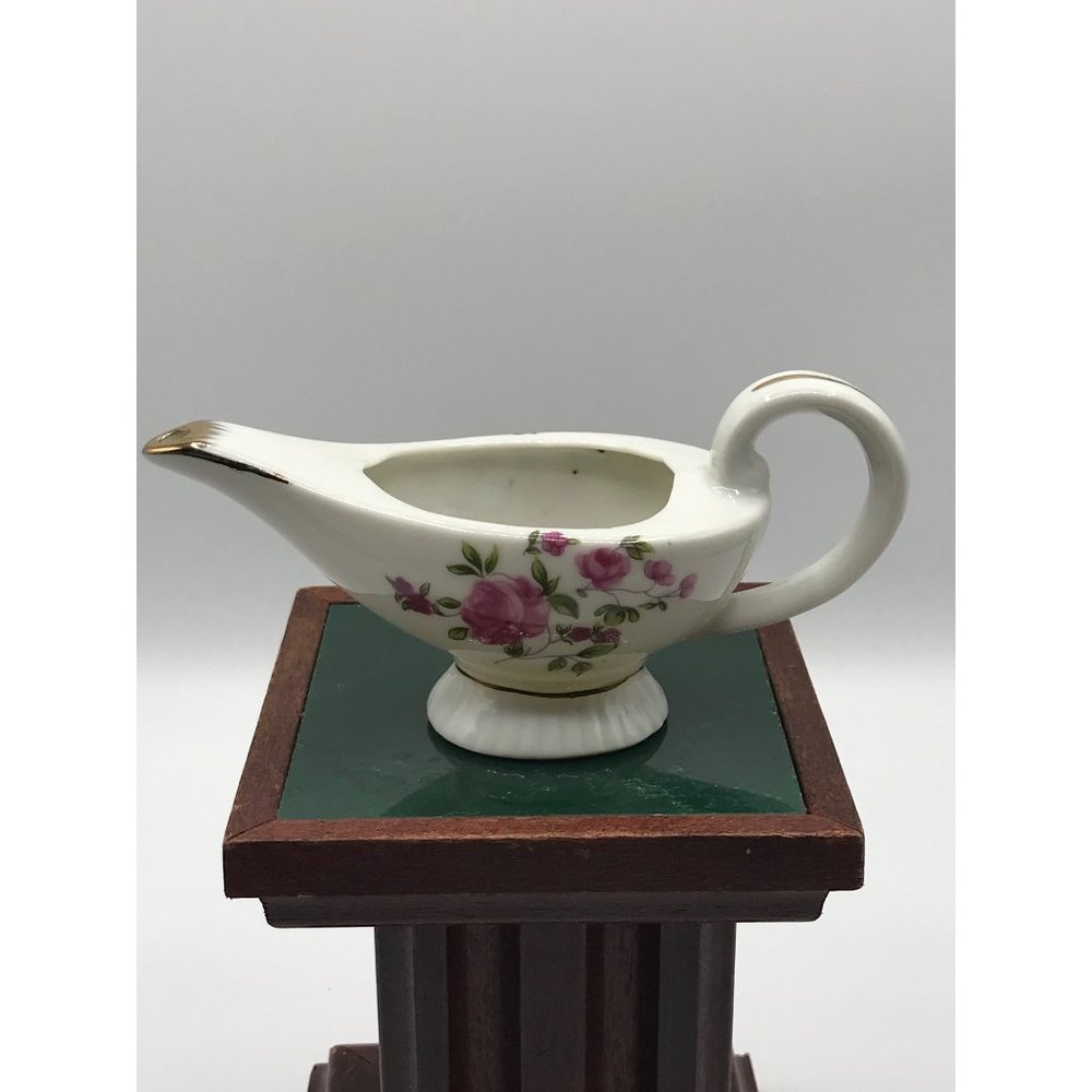 Vintage made in Japan small porcelain gravy/sauce boat.